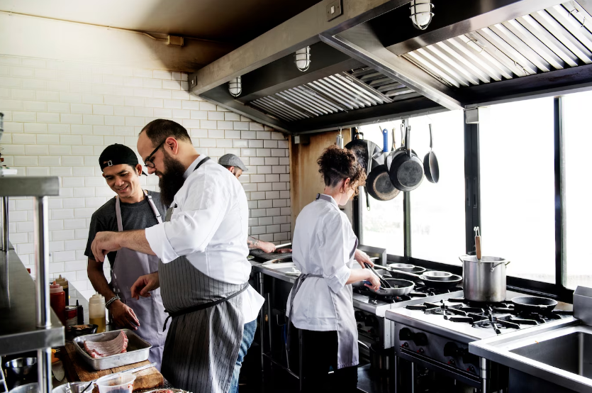 ¿Por qué invertir en una buena climatización mejora el rendimiento de tu cocina industrial?